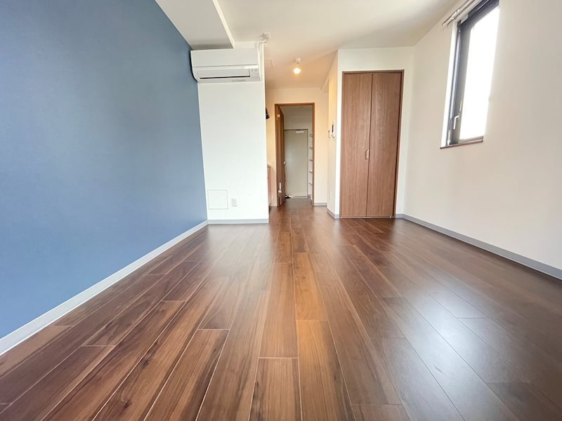 attrice東堀川の洋室