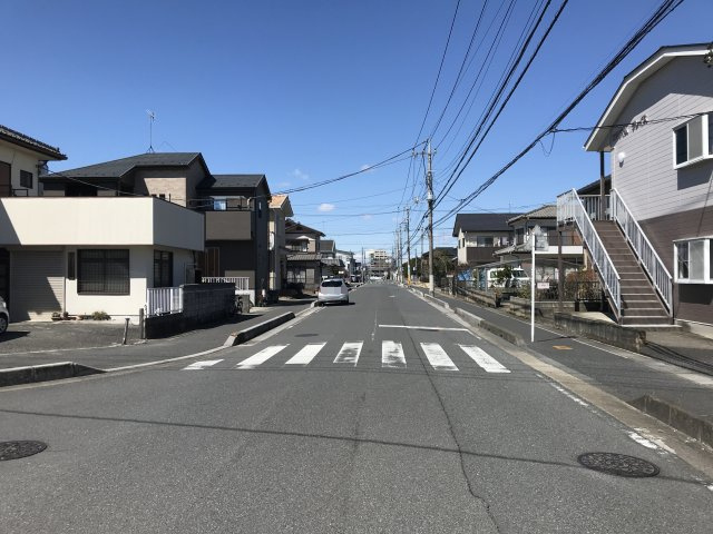 鴻巣市氷川町の売地の前面道路含む現地写真
