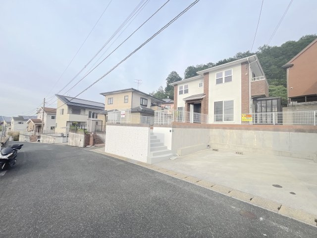 つつじケ丘６丁目戸建ての前面道路含む現地写真