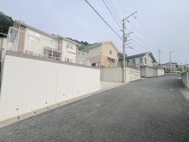 つつじケ丘６丁目戸建ての前面道路含む現地写真