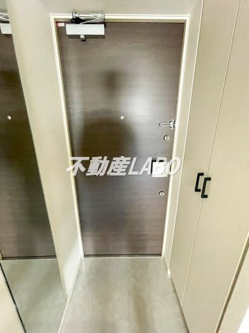 セオリー難波WESTの玄関
