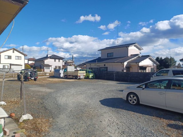 逸見アパート駐車場の外観