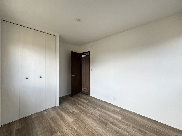 シャルマンこがさきの洋室