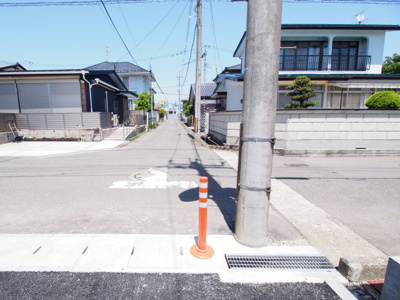 【前面道路含む現地写真】 | Cradle garden　福島市北沢又第8　２号棟 | 北側、6mの道路に接しています◎