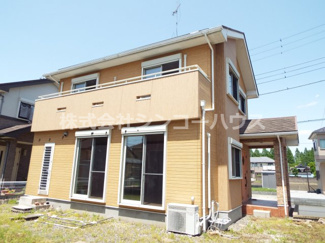 【外観】 | 南西側に大きく窓があり室内に陽射しが入ります。