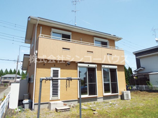 【外観】 | 屋根には太陽光パネルが設置されています。