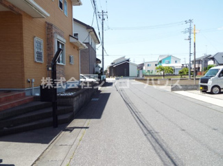 【前面道路含む現地写真】 | 前面道路幅員約5.9メートル。