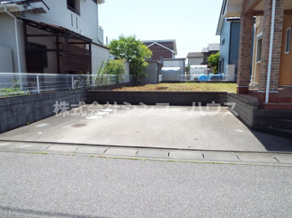 【駐車場】 | 駐車スペースは2台分。※車種によります