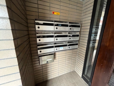 【設備】 | ハートランド橋本 | エントランス付近に設置されている集合ポストは、住んでいる部屋と離れているため、ポストをあさるなど誰かに何かされていても被害に気づきにくいです。入居する時には他人に特定されにくい番号で鍵をかけましょう！