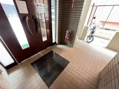 【その他共用部分】 | ハートランド橋本 | 共用部分は、一棟の建物に住む区分所有者全員が共同で所有するとし、共用部分の管理、補修などは、区分所有者で形成される管理組合が行います。個人の判断で勝手に変更することはできませんので覚えておきましょう。