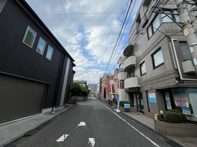 【外観】 | ハートランド橋本 | 隣家の土地はどうなっているのか、生活利便施設が近くにあるのか、学校まで近いかなど、お客様のライフスタイルにあわせたイメージが重要です。また、近くにあると困る施設が近くにないかも確認するといいでしょう。