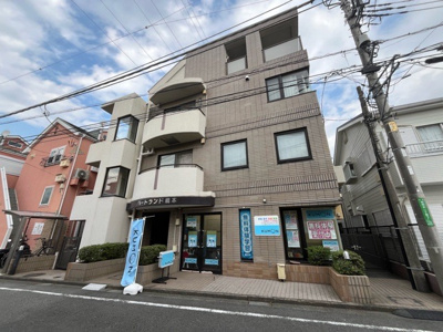 【現況写真】 | ハートランド橋本 | 道幅が広い場所は日当たりや風通が良好です。幅が広いのですれ違いも可能ですし大きな車でも駐車可能！一方で、大型車が通ることも多くなるため交通量の増加により騒音に繋がります。また土地の値段が高くなります。