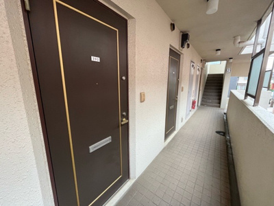 【玄関】 | ハートランド橋本 | 玄関は家の顔でもあり、家族以外の目にも止まる場所です。玄関は外との間を仕切る扉、靴などをしまっておく収納スペース、靴脱ぎのたたきスペース、来客とのやり取りをするドアホンなど複数のアイテムからなります。