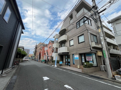 【外観】 | ハートランド橋本 | 外観はマンション管理がされているかの目安になります。築年数が古いと、壁面は劣化してひび割れが生じることも！建物が古びていても細かいところが修繕されていると、きちんと管理されているなぁと感じるでしょう。