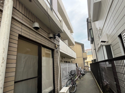 【バルコニー】 | ハートランド橋本 | 一般的なバルコニーは、奥行1.5ｍ程ですが、ワイルドバルコニーは2ｍまで広がっています。そのため洗濯物の間隔をあけ干すことができ、乾きやすいというメリットや、ガーデニングが楽しめる等の特徴があります。