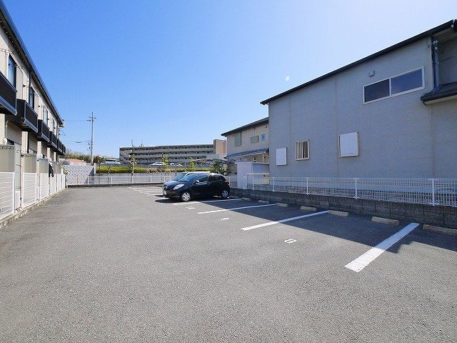 レオパレスグランディールの駐車場|駐車場があるので、車を買う予定の方も安心です