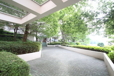 【その他共用部分】 | かしわ台クラルテ5階　3ＬＤＫリフォーム済みマンション【仲介手数料無料】 | 敷地内は緑が豊かです