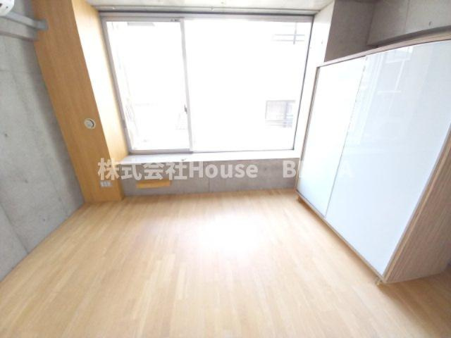 イーストヴィレッジ三宮の洋室