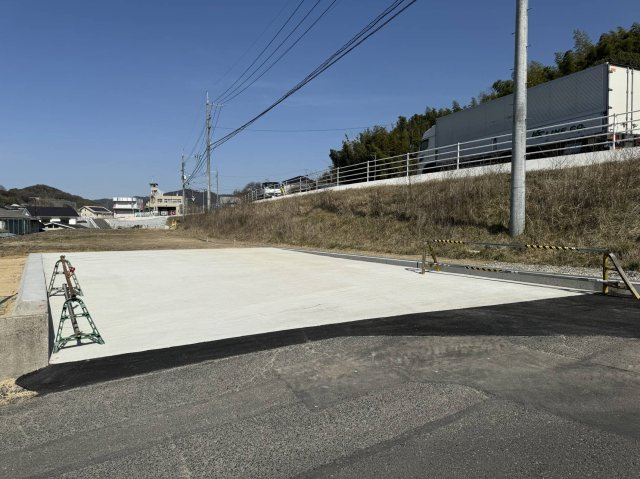 笠岡市小平井　事業用売地の前面道路含む現地写真