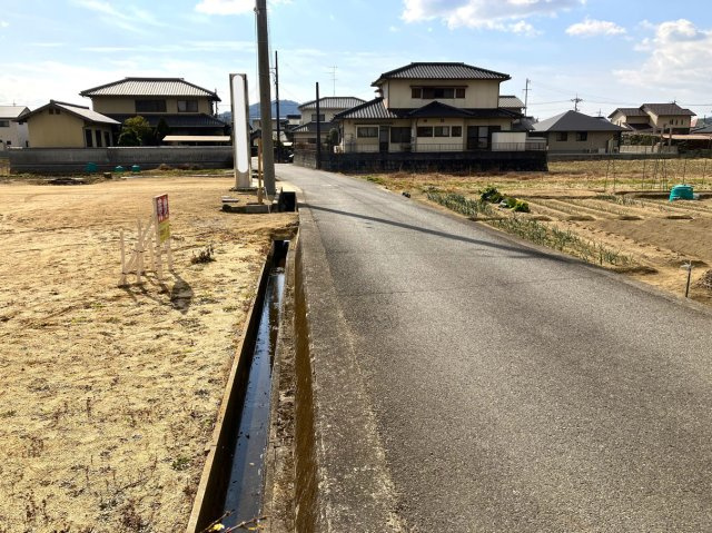 浅口市鴨方町益坂　売地の前面道路含む現地写真