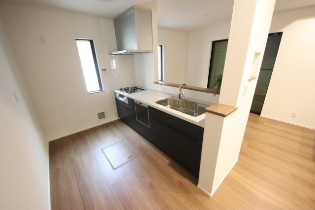 《仲介手数料無料》南区大字広ヶ谷戸567(N号棟)7期・新築一戸建てのキッチン|撮影日 2025年6月2日 15:40 晴れ