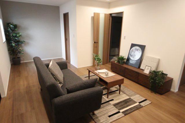 【居間・リビング】 | 《仲介手数料無料》南区大字広ヶ谷戸567(N号棟)7期・新築一戸建て | 撮影日 2025年6月2日 15:40 晴れ