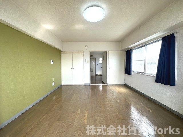 レジデンス北島の居間・リビング|こちらのリビングで趣味の時間をお楽しみください