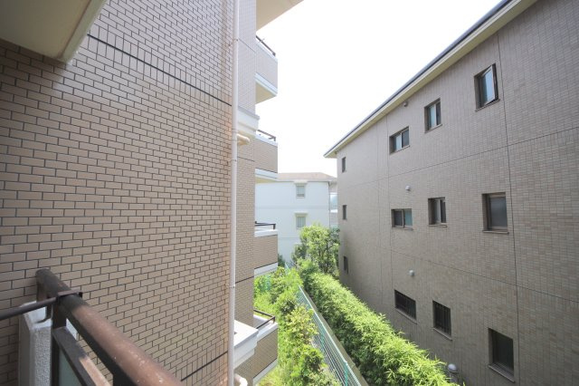 パーク・ノヴァあやめ池のエントランス