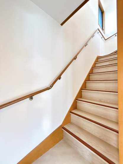 【内装】 | 階段には手すりがついておりますので、安全に上り下りできます。