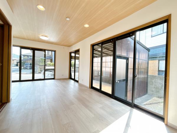 【居間・リビング】 | 約12帖のリビングは、壁・床・天井リフォーム済です。