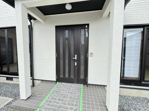 【玄関】 | 玄関ドアも新品に交換しております。