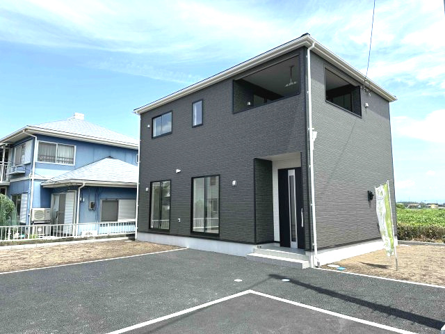 玉村町樋越第4（全4棟）2号棟の外観|ナチュラルで飽きの来ないデザインは流行に左右されない家の形です。外構も綺麗に仕上がっています(^▽^)/
