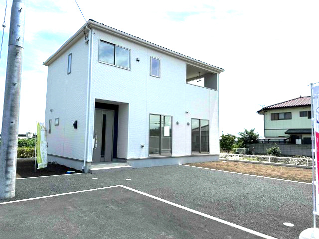 玉村町樋越第4（全4棟）4号棟の外観|ナチュラルで飽きの来ないデザインは流行に左右されない家の形です。外構も綺麗に仕上がっています(^▽^)/
