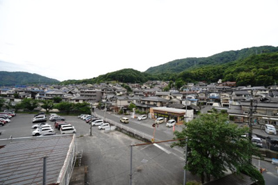 【展望】 | 【上質リノベ】エンゼルハイム安芸中野 | 【四季を感じる】
四季の移ろい・爽やかな青空や風を感じられ
自然を愉しめるパノラマビュー。
毎日の暮らしに余裕を感じさせてくれる、
遮る物の無い開放的な眺望を是非、ご堪能ください。