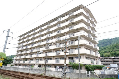 【外観】 | 【上質リノベ】エンゼルハイム安芸中野 | 【耐震性】
耐震性の高さを判断するポイントは、
建築確認申請日が1981年6月1日以降の
新耐震基準に適合しているかどうか。
震度６程度の大地震でも
建物が崩壊しないレベルが基準になりました。