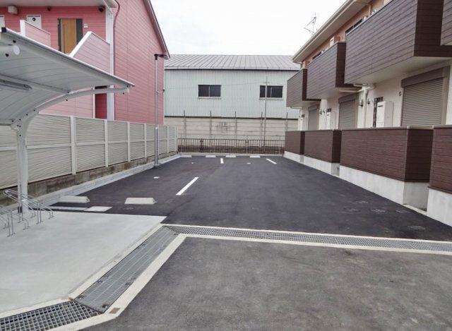 スプランドゥール春日の駐車場