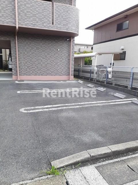 ラシーヌの駐車場