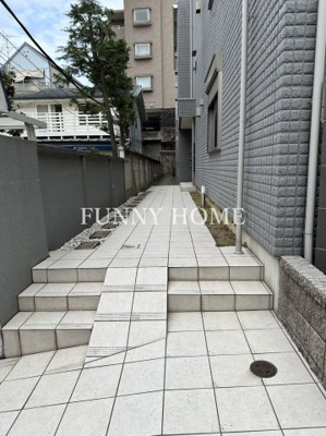 【エントランス】 | 神宮前泉ハイツ | 自転車をあげやすいです♪