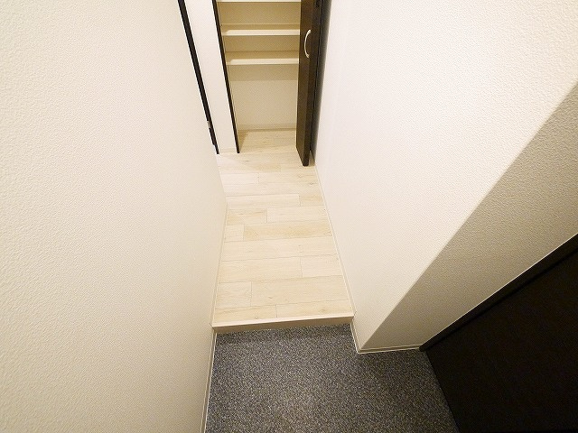 ジーメゾン大和郡山ルプレの玄関