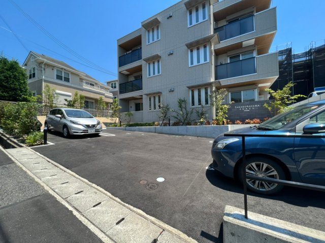 高倉山フラッツの駐車場