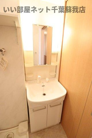 いずみハイツの洗面所|朝の準備に活躍する、洗髪洗面化粧台！