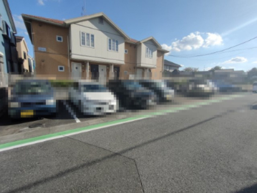 シャーメゾングラヴィスの駐車場