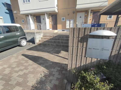 【エントランス】 | シャーメゾングラヴィス