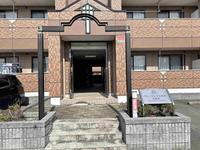 サン・ソレイユ西条　壱番館のエントランス