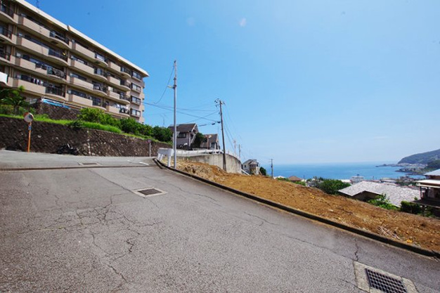 【前面道路含む現地写真】 | 熱海市下多賀　売地　A区画