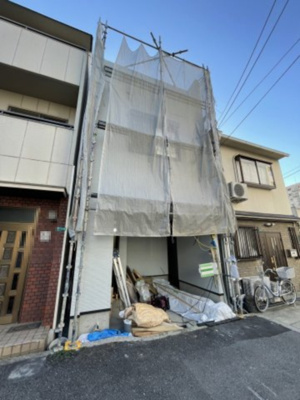 【外観】 | 東成区東中本３丁目新築戸建 | 中央線「緑橋」駅徒歩6分、複数路線アクセス可能な立地。広々LDK17帖、各洋室には収納完備。3階のお部屋にはWICも！小学校・幼稚園・スーパーが徒歩5分圏内にあり充実の住環境です！