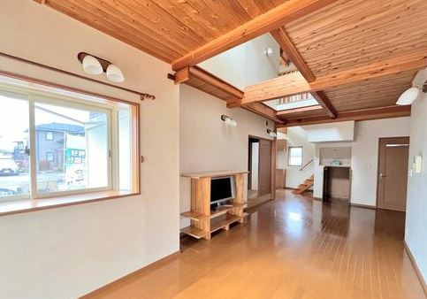 【中古】坂戸市にっさい花みず木中古住宅の居間・リビング|木の温もりを感じるゆったりとしたリビングです！