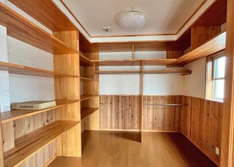 【中古】坂戸市にっさい花みず木中古住宅の収納|8帖の洋室は5.2帖の納戸につながっております！