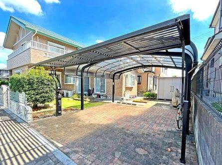 【中古】坂戸市にっさい花みず木中古住宅の駐車場|屋根付きのカーポートがあります♪