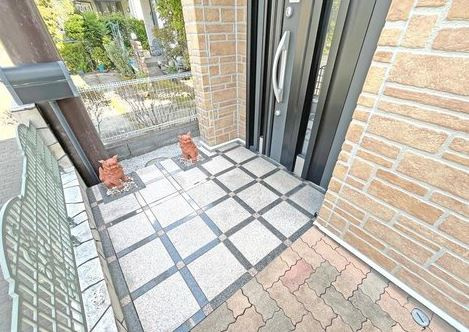 【中古】坂戸市にっさい花みず木中古住宅の玄関|綺麗な玄関アプローチです！